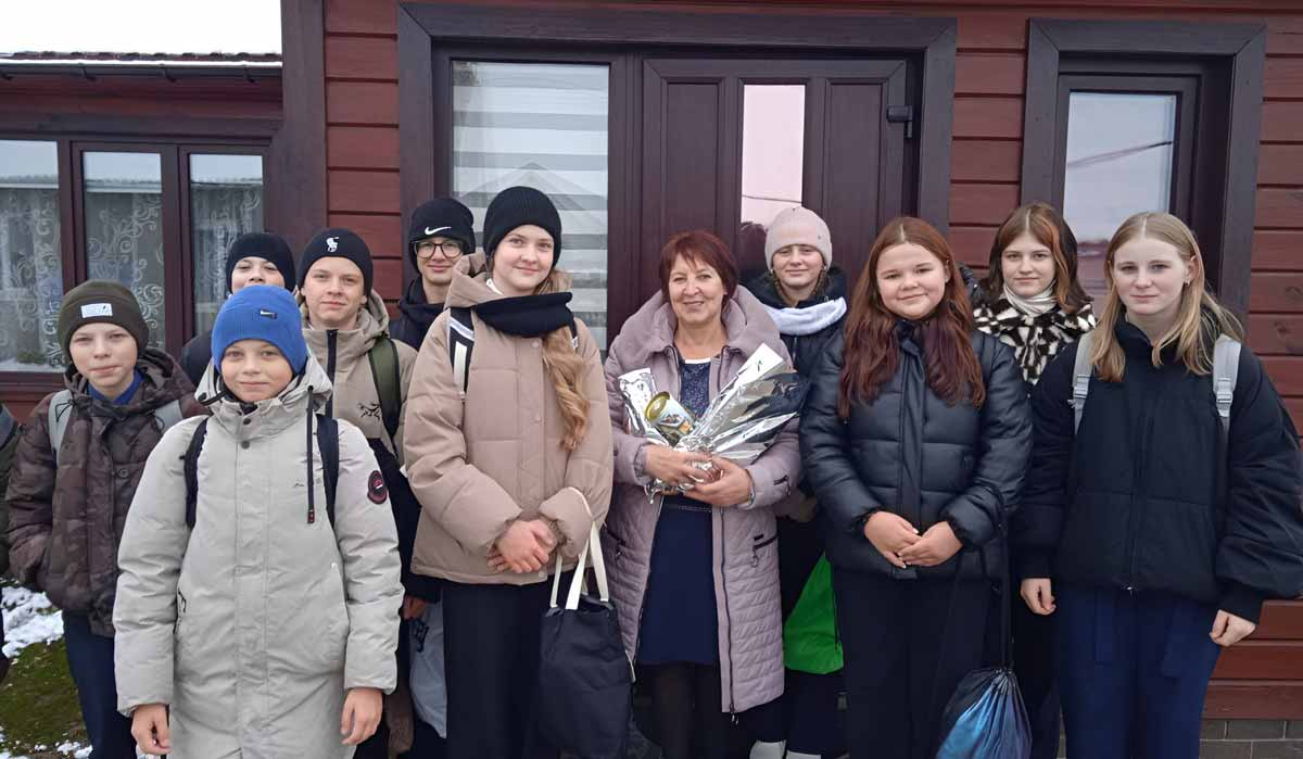 В рамках акции «От всей души» волонтеры БРСМ поздравили ветеранов педагогического труда