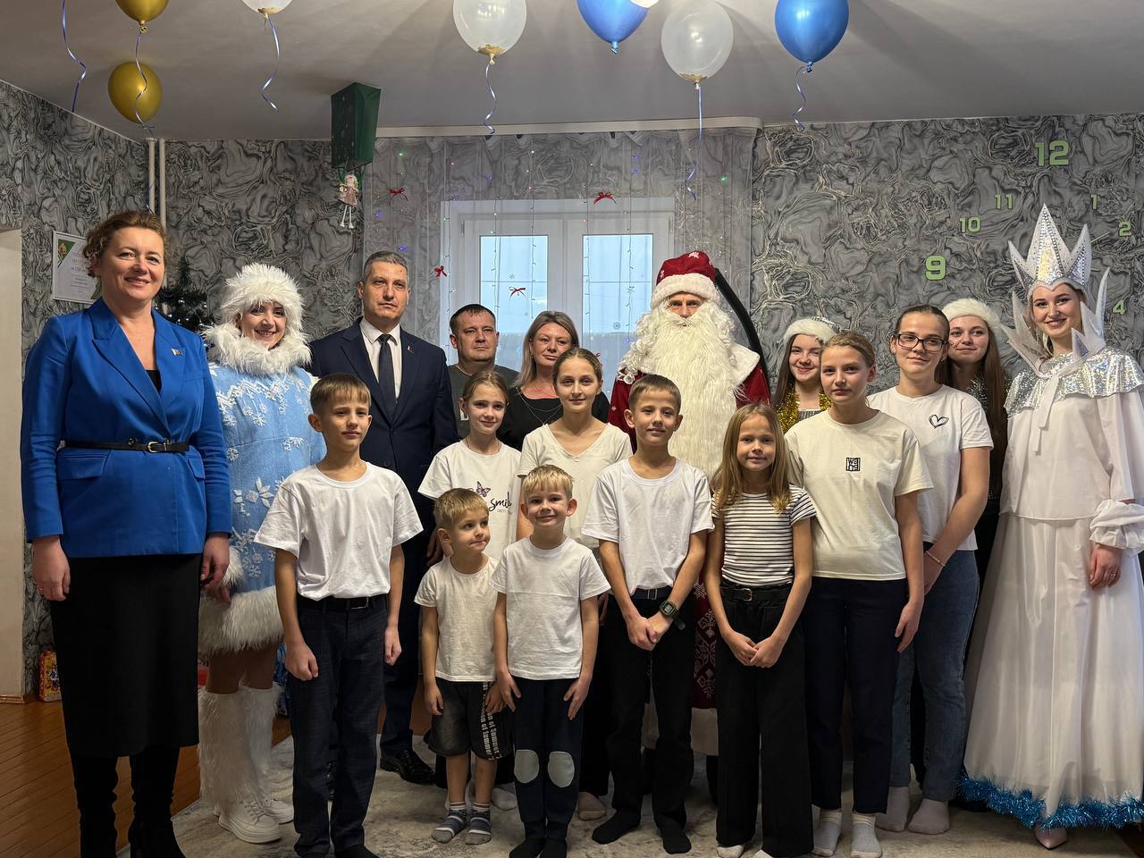 В рамках акции «Наши дети» председатель райисполкома Владислав Гершгорин поздравил воспитанников детского дома семейного типа.