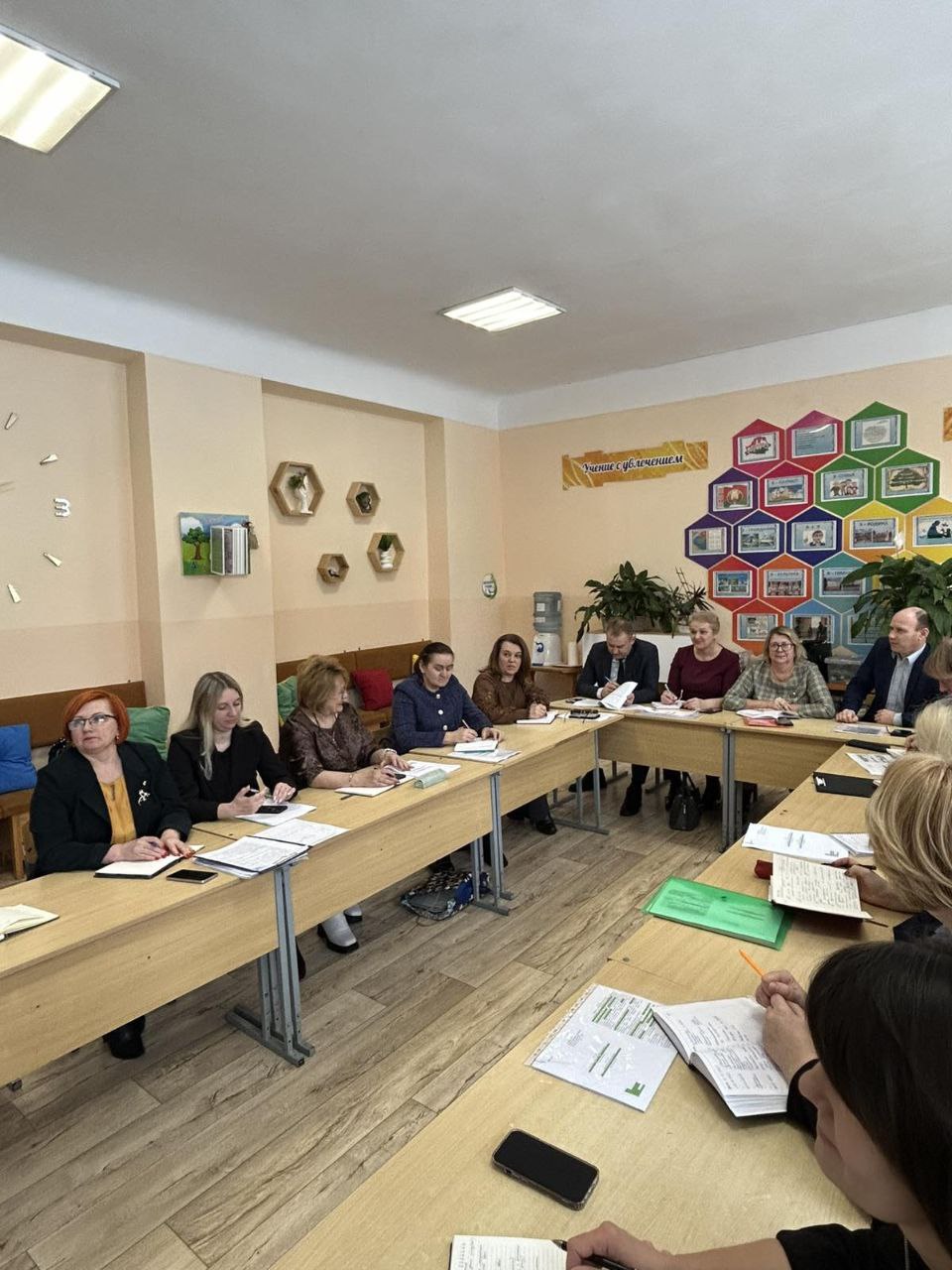 На базе Гимназии № 1 г. Ошмяны прошло заседание Школы управленческого мастерства. Тема — «Организация работы органов самоуправления учреждений образования»